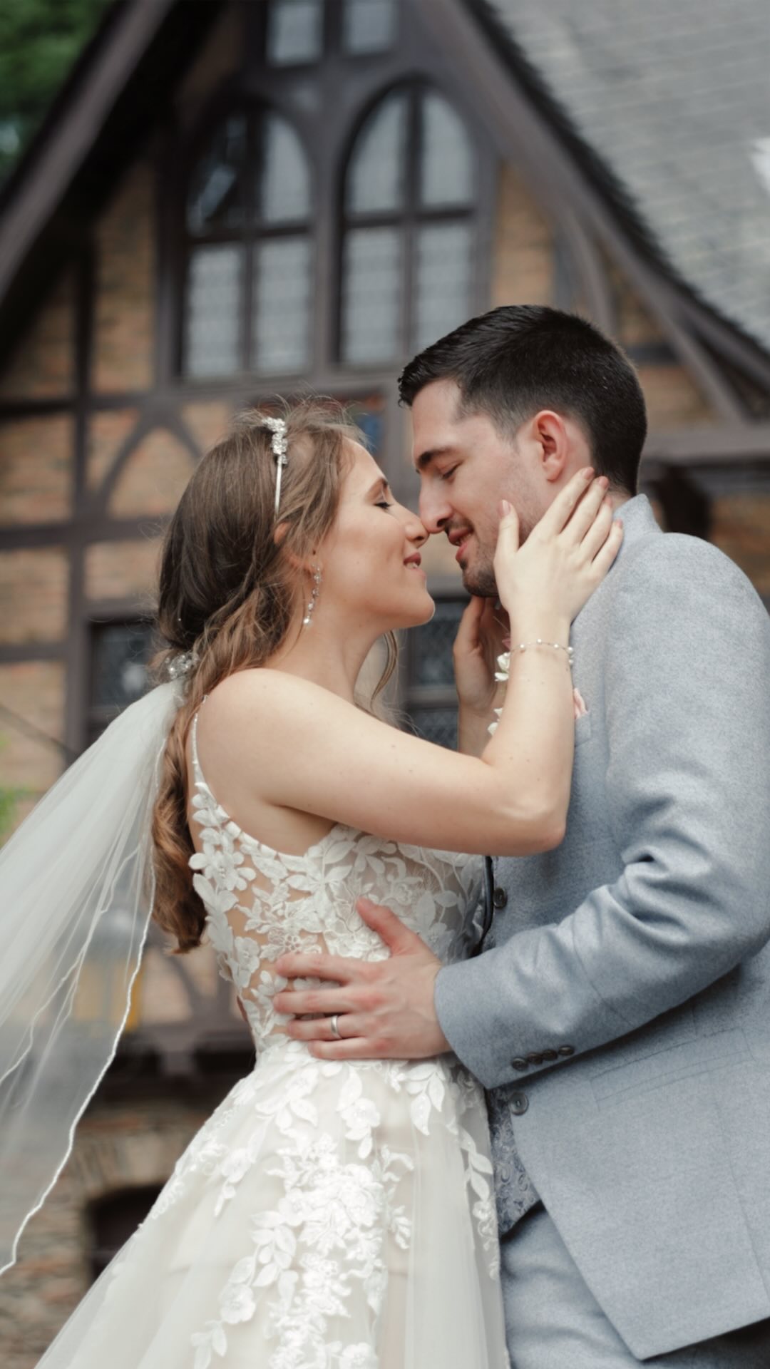 Daniela & Christopher Gewisse Augenblicke und Worte verdienen es, noch einmal erlebt zu werden. Von leisen, intimen Momenten bis hin zu diesem besonderen Blick. Es war mir eine Ehre, Teil eures grossen Tages sein zu dürfen. #hochzeitsvideo #hochzeitschweiz #hochzeitsfilm #luzern #swisswedding #zürich #vierwaldstättersee #swissweddingplaner #weddingvideo #heiraten2025 #schweiz #baselswitzerland #hochzeitsplanung