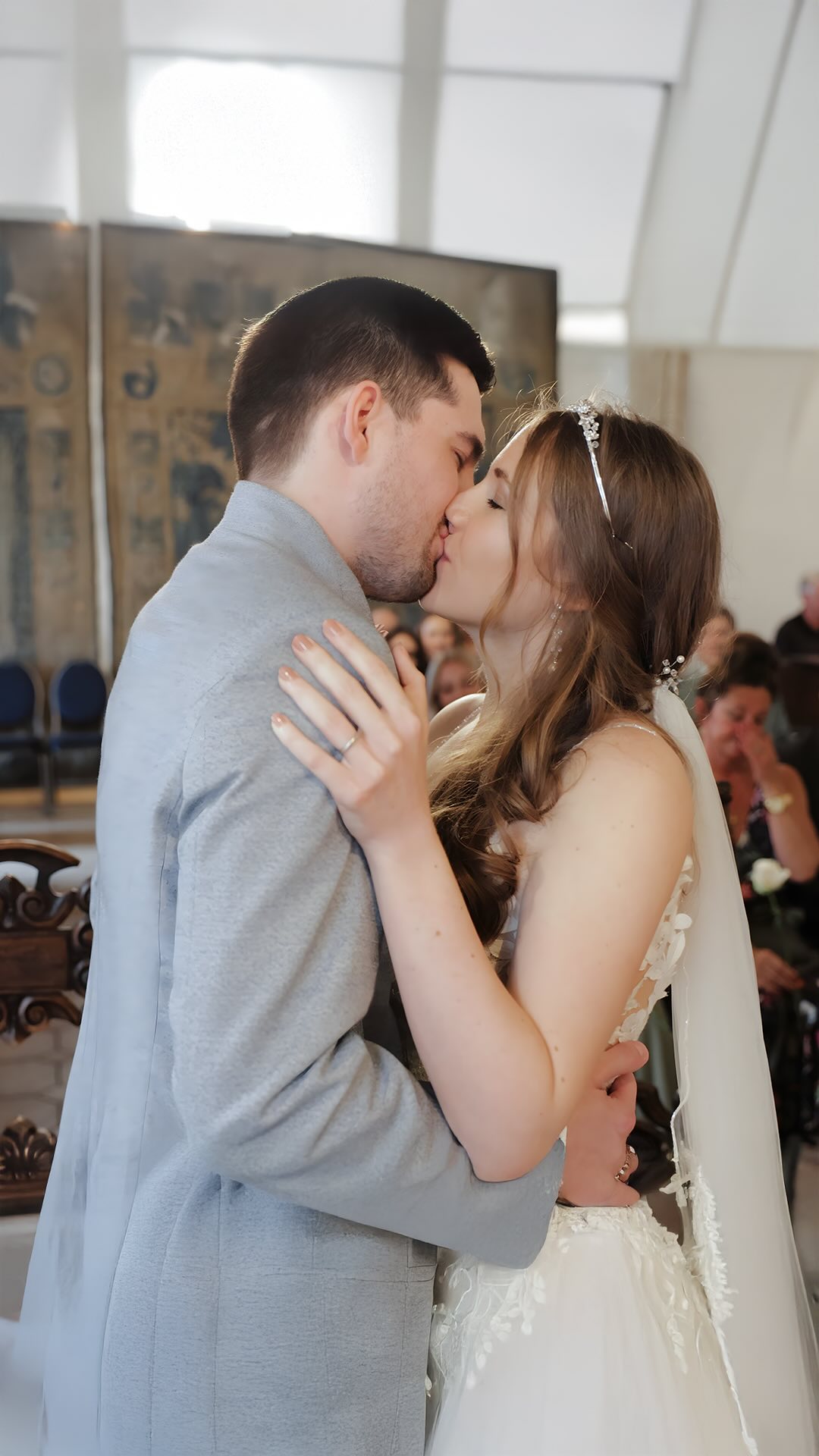 Vielen Dank für eure schönen Worte Daniela und Christopher! Das bedeutet mir viel 😊 „Ein Video fängt nochmal so viel mehr Emotionen ein als Fotos. Das Video zeigt den Moment zwischen zwei Bildern und ich finde, da kommen die Emotionen nochmal viel besser rüber. Wenn das Ziel ist, dass man nachträglich mit allen Emotionen in die Hochzeit eintaucht, dann war das sehr erfolgreich. Das Video hat einen besonderen Wert für uns. An den Hochzeitstagen werden wir uns das Video immer wieder anschauen.“ #hochzeitsvideo #hochzeitschweiz #hochzeitschweiz2025 #hochzeitsfilm #swisswedding #luzern