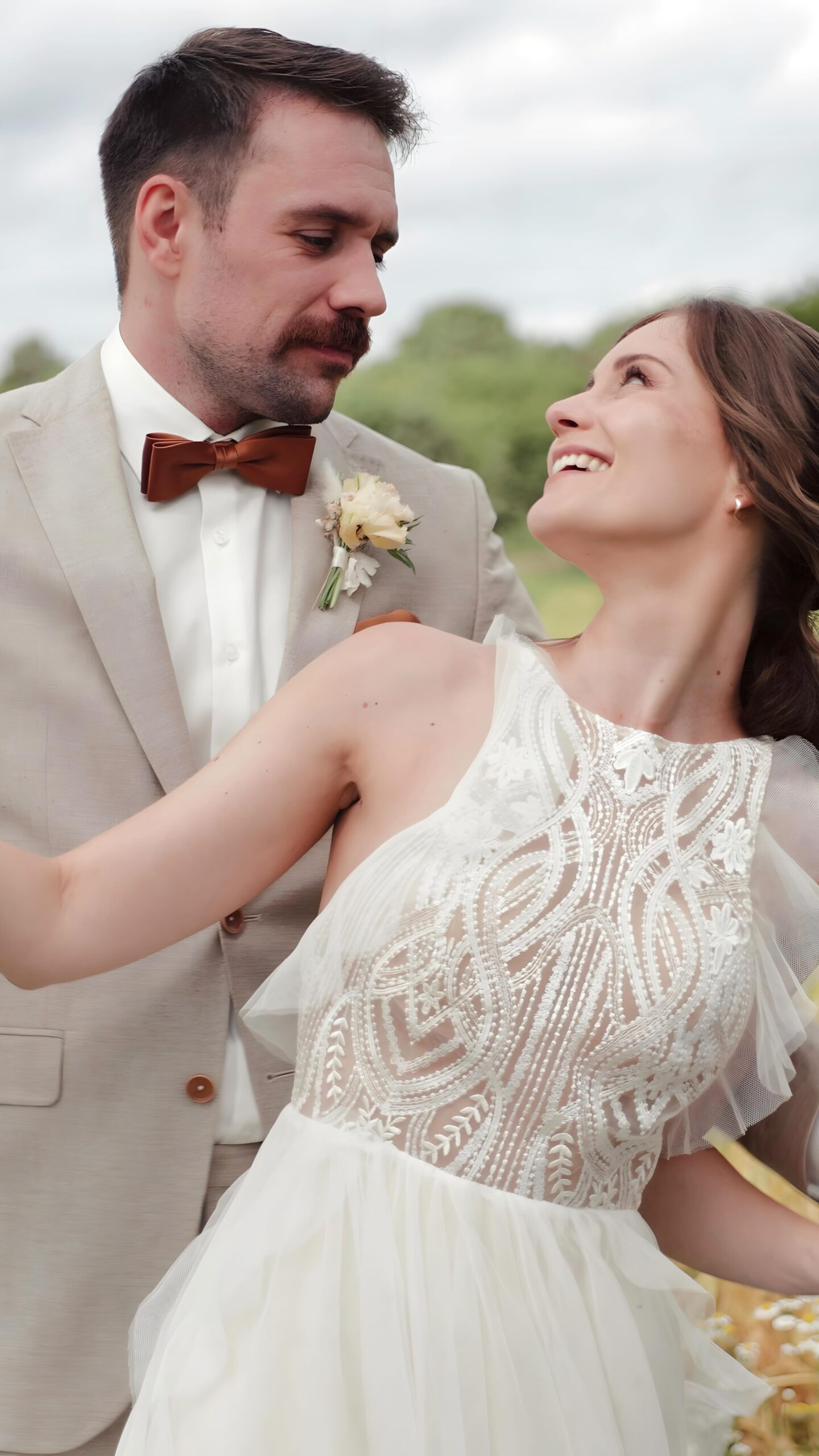 „Es sind meist nicht die grossen Worte, nicht die perfekt inszenierten Augenblicke, die ein Leben miteinander ausmachen. Es sind im Leben oft die kleinen Momente, die den grossen Unterschied machen.“ 💫 Julia & Christian – zwei wundervolle Menschen, die sich am 27. Juni 2025 auf den wunderschönen Waldörfer Höfen das Ja-Wort gaben. Danke, dass ich diesen besonderen Tag für euch festhalten durfte. #hochzeitsvideograf #hochzeitsvideo #hochzeitsvideografschweiz #hochzeitsfilmschweiz #hochzeitsschweiz #hochzeitluzern #brautpaar2025 #weddingvideo #weddingvideographer #schweizerhochzeit #danielpetersfilm #weddingcinematography #hochzeitsinspiration #weddingmoments #hochzeitsliebe #luzernwedding #schweizerbrautpaar #hochzeitsdienstleister #weddingstory #realmoments #heirateninschweiz #destinationwedding #luzernliebe #heiratenluzern #heiratenzürich #zürich