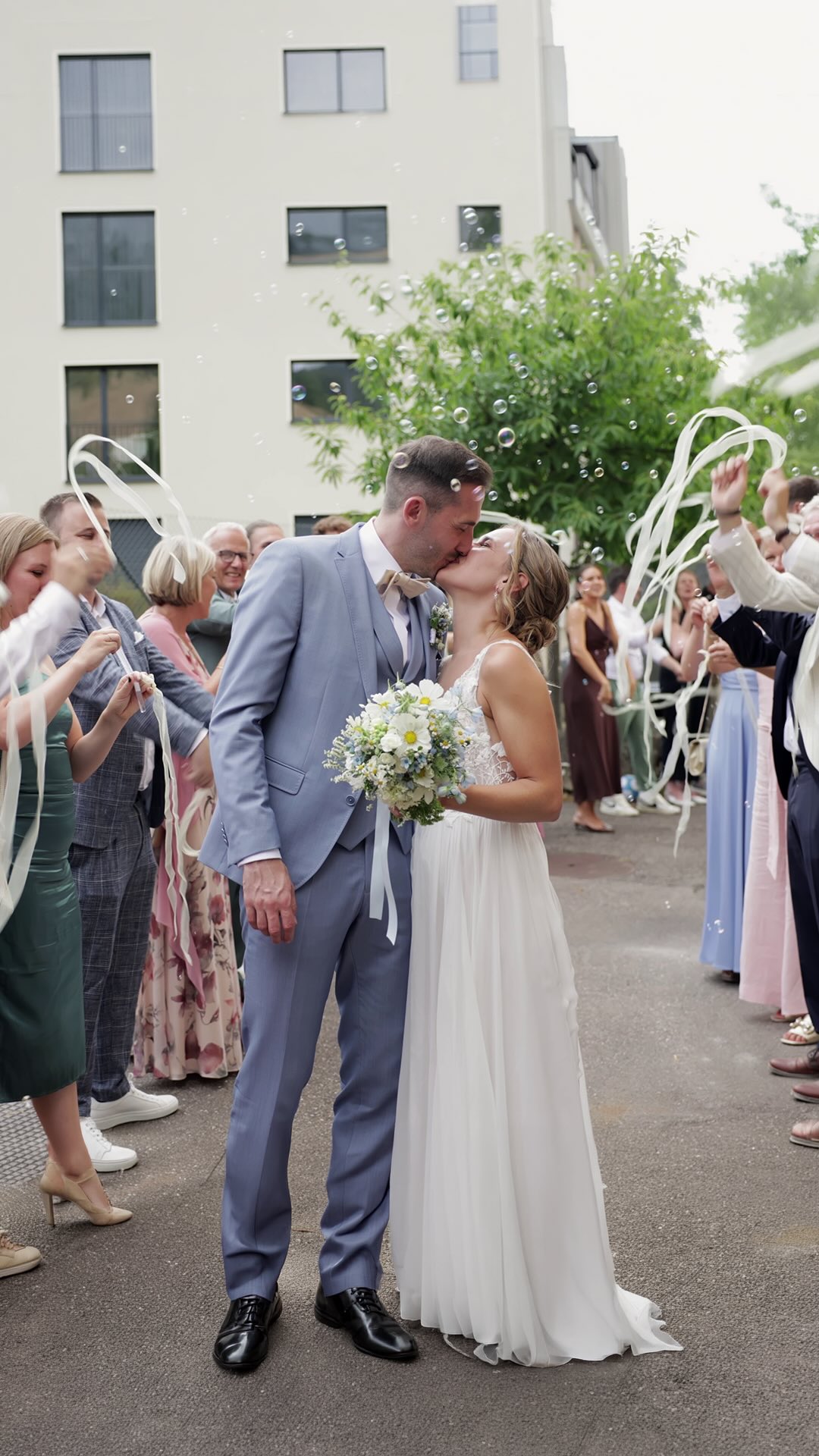 Gratuliere von Herzen, Célia & Nicola. 🤍 Unglaublich sympathische Menschen und eine Hochzeit voller Emotionen. Was mir von diesem Tag besonders in Erinnerung bleibt? Die Tränen, das Lachen und vor allem die unglaubliche Energie, die Célia & Nicola in jeden einzelnen Moment gesteckt haben. Ein Fest, das ich so schnell nicht vergessen werde. ✨ Geheiratet haben die beiden auf Schloss Wildenstein in Bubendorf, bevor anschliessend in der Oberen Fabrik in Sissach gefeiert wurde. Danke, dass ich diese besonderen Momente in eurem Hochzeitsfilm festhalten durfte. #hochzeitsfilm #hochzeitsvideo #hochzeitsvideograf #hochzeitsvideografschweiz #hochzeitschweiz