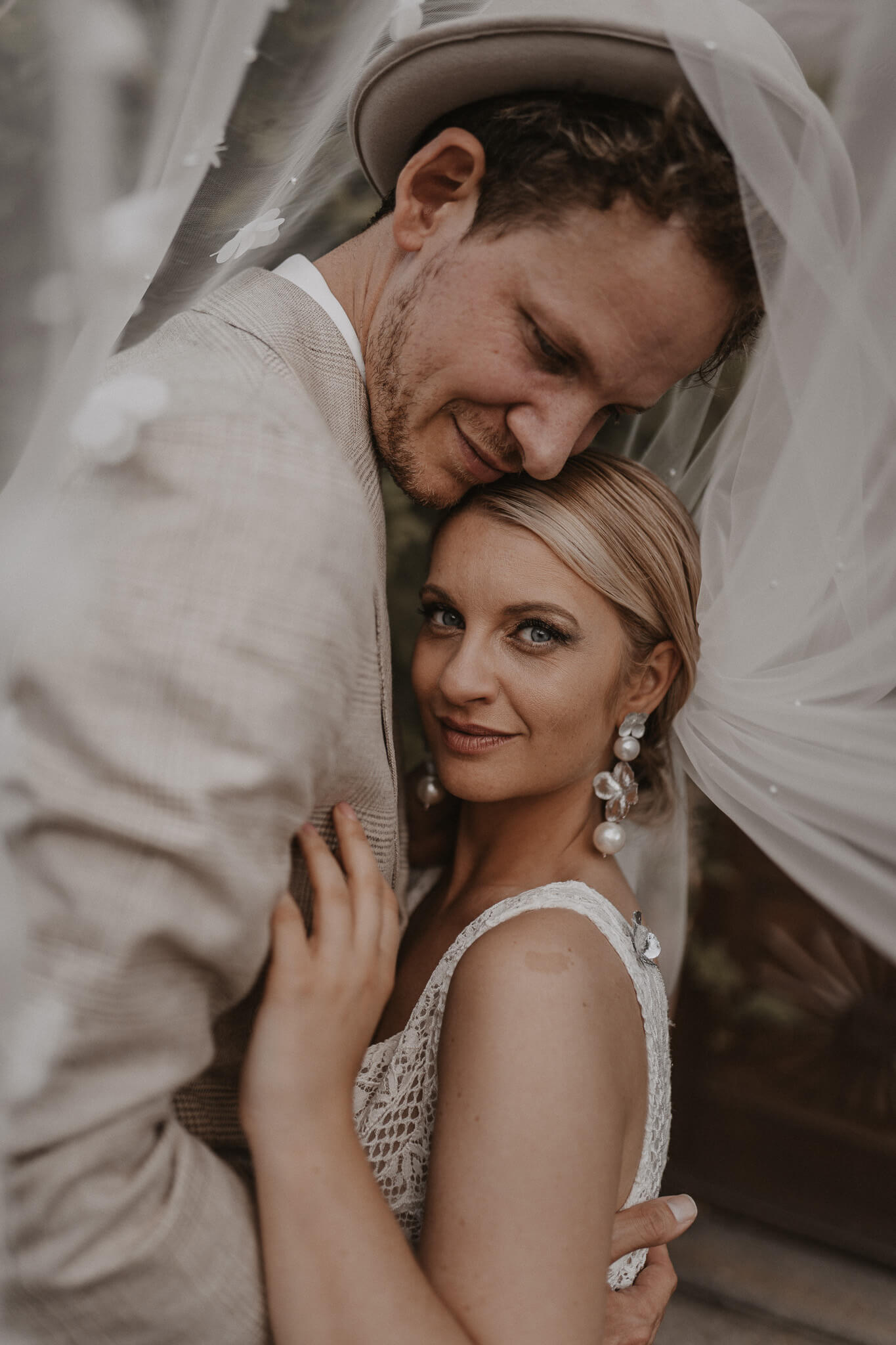 Braut schaut in die Kamera bei der Hochzeit in Vietznau. Hochzeitsfilm Schweiz