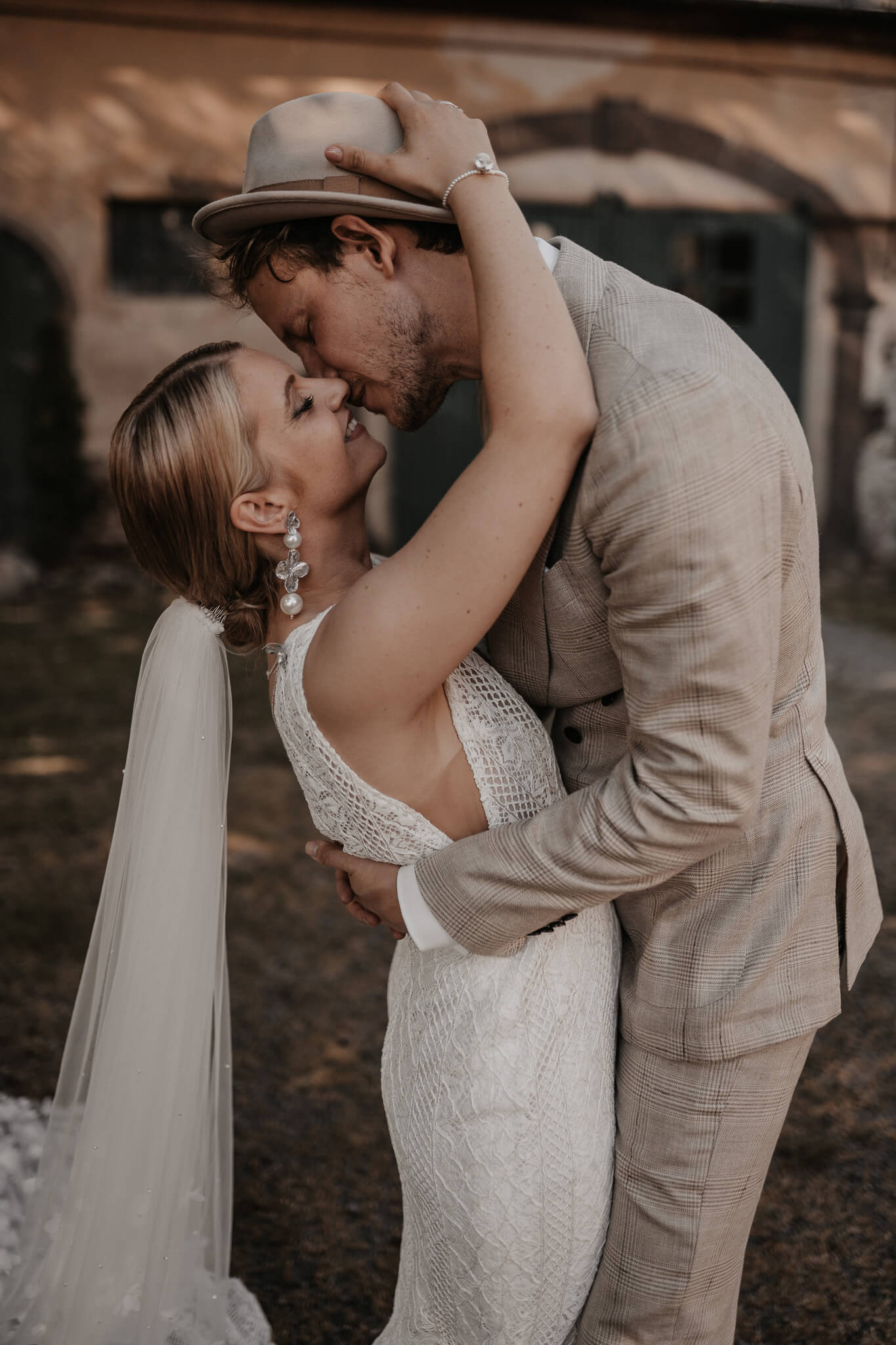 Braut und Bräutigam küssen sich innig auf der Hochzeit in Basel.