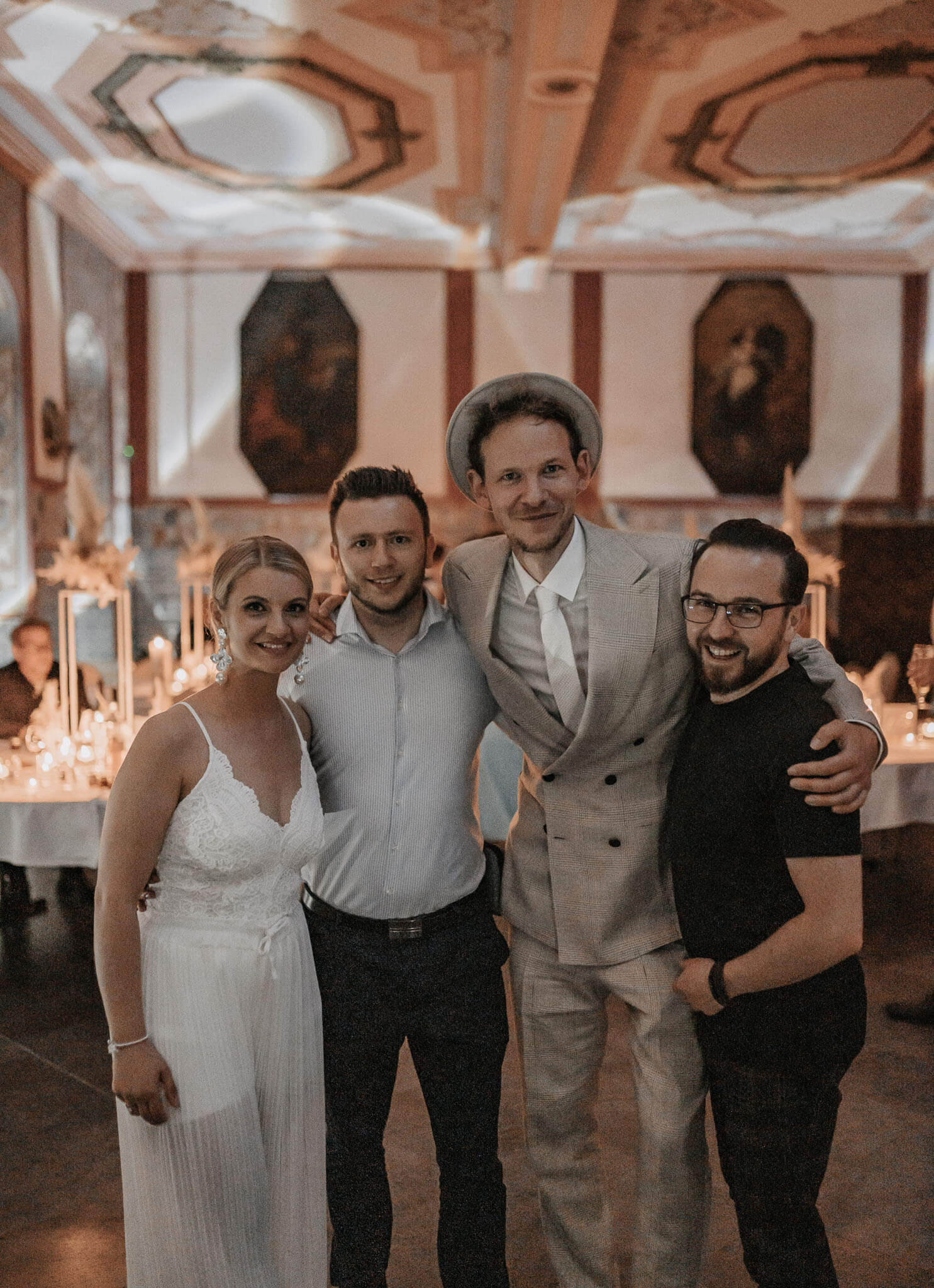 Hochzeitsvideograf Daniel Peters mit dem Brautpaar auf einer Hochzeit in Zürich