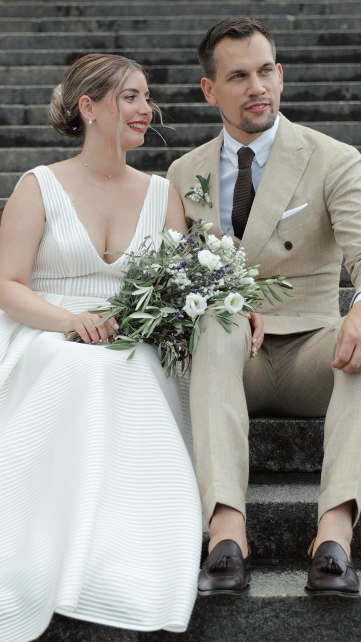 Lisa & Sebastian - eine Reise der Liebe und des gemeinsamen Lachens. Die wundervolle und stilvolle Hochzeit fand auf der Stadtmauer in #gerhardsgenussgesellschaft vor dem Deutschen Eck in Koblenz statt. Vielen Dank, dass ich euch an eurem wunderschönen Tag begleiten durfte! Location: #gerhardsgenussgesellschaft Fotografie: @monique___haas Videografie: @danielpetersfilm #hochzeitsfilm #hochzeitsvideo #heiraten2024 #verlobt #koblenz #deutscheseck #deutscheseckkoblenz #stilvoll